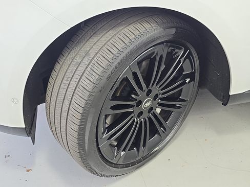 Used 2025 Land Rover Range Rover Long Wheelbase SE image 30