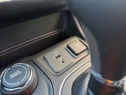 Used 2019 Jeep Cherokee Latitude Plus w/ Cold Weather Group image 22