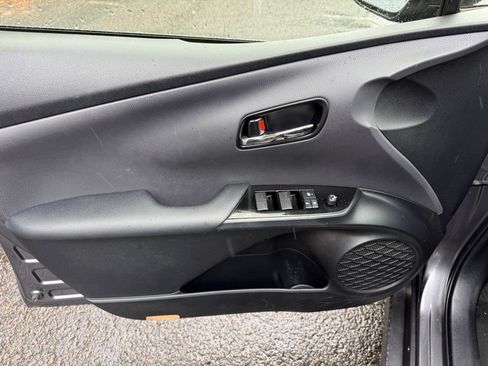 Used 2019 Toyota Prius L Eco w/ Carpet Mat Package image 14