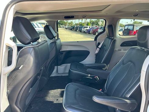 Used 2023 Chrysler Pacifica Limited AWD/4WD image 10