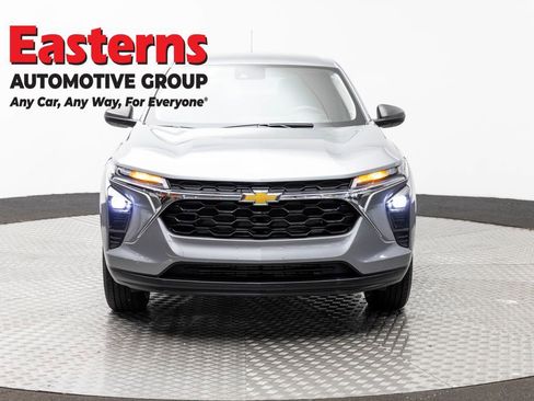Used 2024 Chevrolet Trax LS w/ Driver Confidence Package FWD image 2