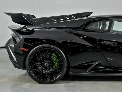 Used 2022 Lamborghini Huracan STO image 13