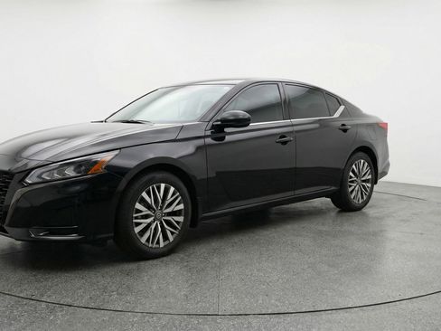 Used 2025 Nissan Altima 2.5 SV image 3