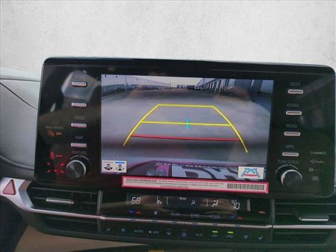 Used 2024 Toyota Sienna Limited image 15