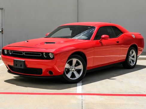 Used 2018 Dodge Challenger SXT RWD image 11