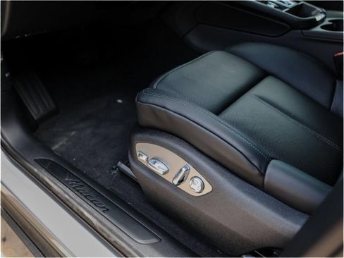 Certified 2025 Porsche Macan AWD/4WD image 14