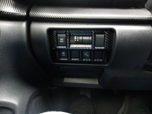 Used 2018 Subaru Crosstrek 2.0i Premium w/ Eyesight System image 22