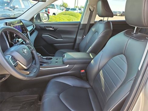Used 2024 Toyota Highlander XLE image 15
