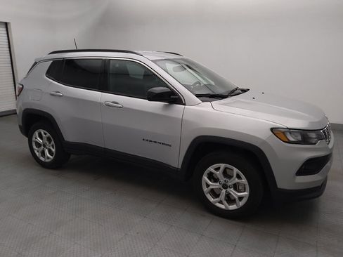 Used 2025 Jeep Compass Latitude AWD/4WD image 11