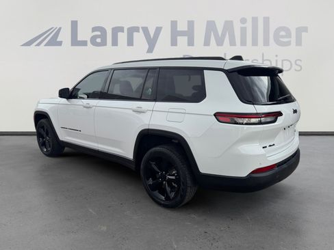 Used 2023 Jeep Grand Cherokee L Limited w/ Black Appearance Package AWD/4WD image 3
