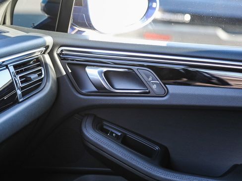 Used 2023 Porsche Macan image 21