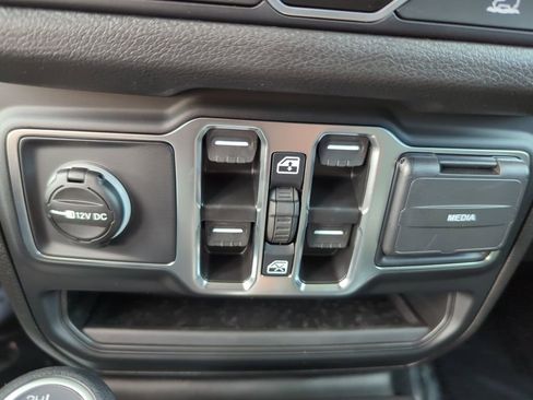 New 2025 Jeep Gladiator Sport image 26