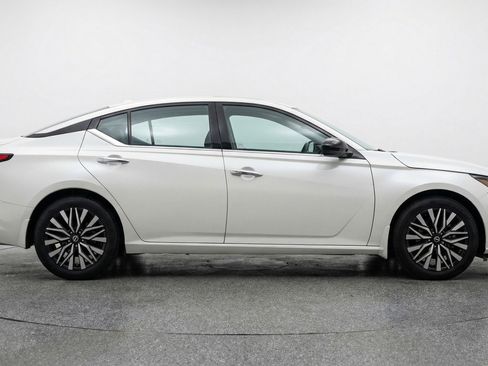 Used 2025 Nissan Altima 2.5 SV FWD image 11