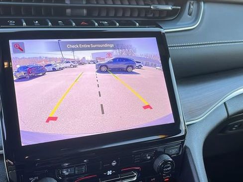 Used 2024 Jeep Grand Cherokee Limited image 16