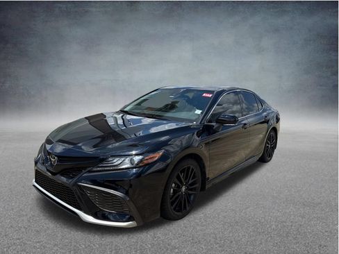 Used 2021 Toyota Camry XSE FWD image 3