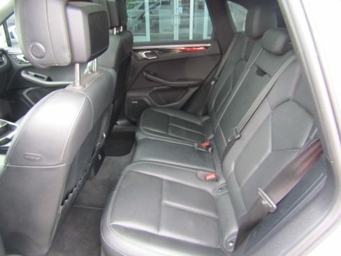 Used 2022 Porsche Macan AWD/4WD image 16