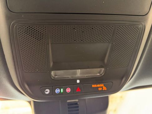 Used 2025 Chevrolet Traverse LT image 19