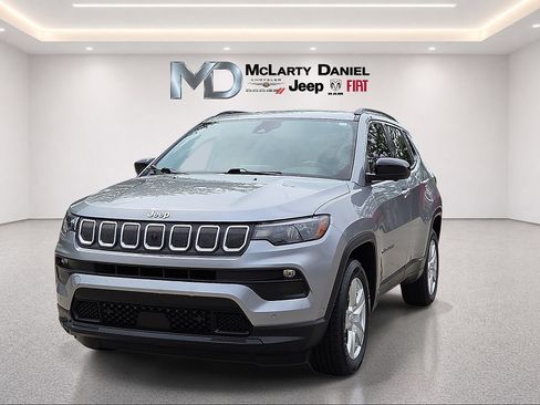 Used 2022 Jeep Compass Latitude w/ Sun and Sound Group AWD/4WD image 2