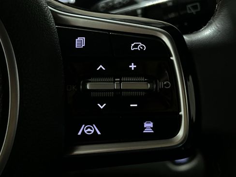 Used 2025 Kia Carnival FWD image 38