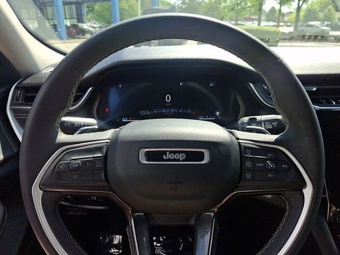 Used 2023 Jeep Grand Cherokee Laredo AWD/4WD image 21