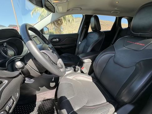Used 2019 Jeep Cherokee Trailhawk AWD/4WD image 9