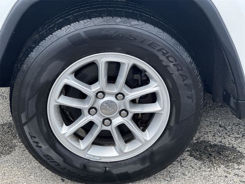 Used 2020 Jeep Grand Cherokee Laredo AWD/4WD image 11