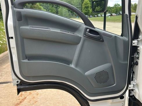 Used 2018 Isuzu NPR RWD image 40