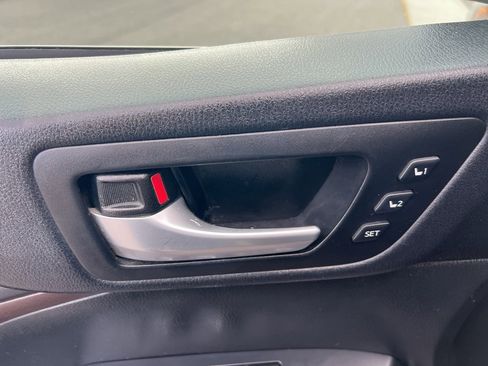 Used 2017 Toyota Highlander Limited Platinum image 16