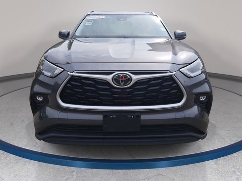 Used 2021 Toyota Highlander XLE FWD image 2