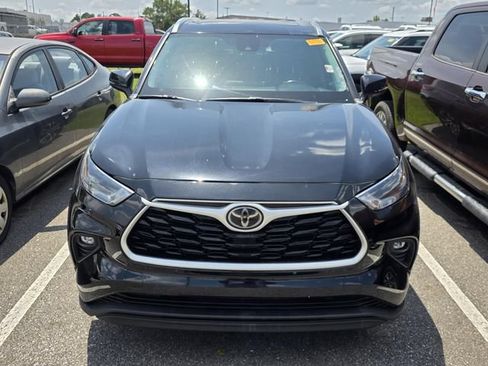 Used 2021 Toyota Highlander XLE FWD image 2