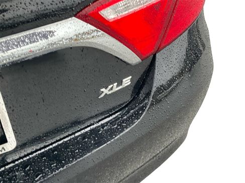 Used 2017 Toyota Camry XLE image 18