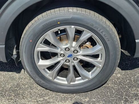 Used 2022 Ford Explorer XLT w/ Equipment Group 202A AWD/4WD image 6