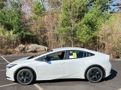 New 2026 Toyota Prius LE FWD image 2