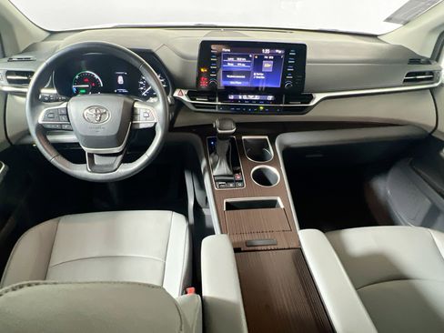 Used 2024 Toyota Sienna XLE FWD image 30