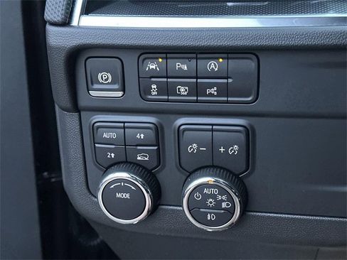 Used 2025 Chevrolet Suburban RST image 16