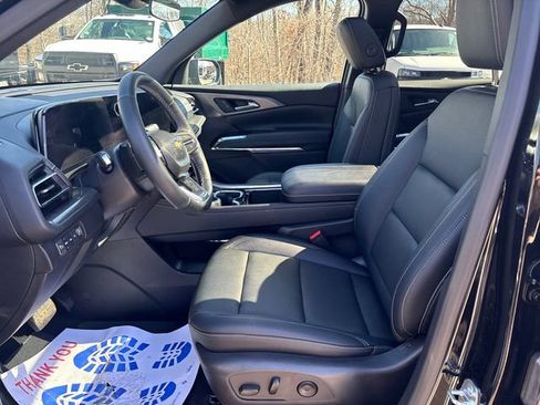 Used 2025 Chevrolet Traverse LT w/ Sun and Wheel Package AWD/4WD image 9