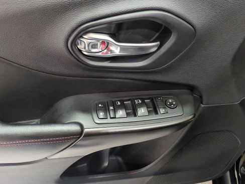 Used 2019 Jeep Cherokee Trailhawk w/ Cold Weather Group AWD/4WD image 17
