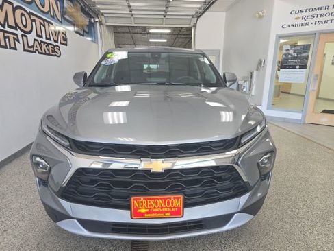 Used 2025 Chevrolet Blazer LT AWD/4WD image 2