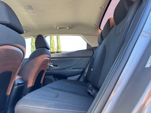 Used 2022 Hyundai Elantra SE image 16