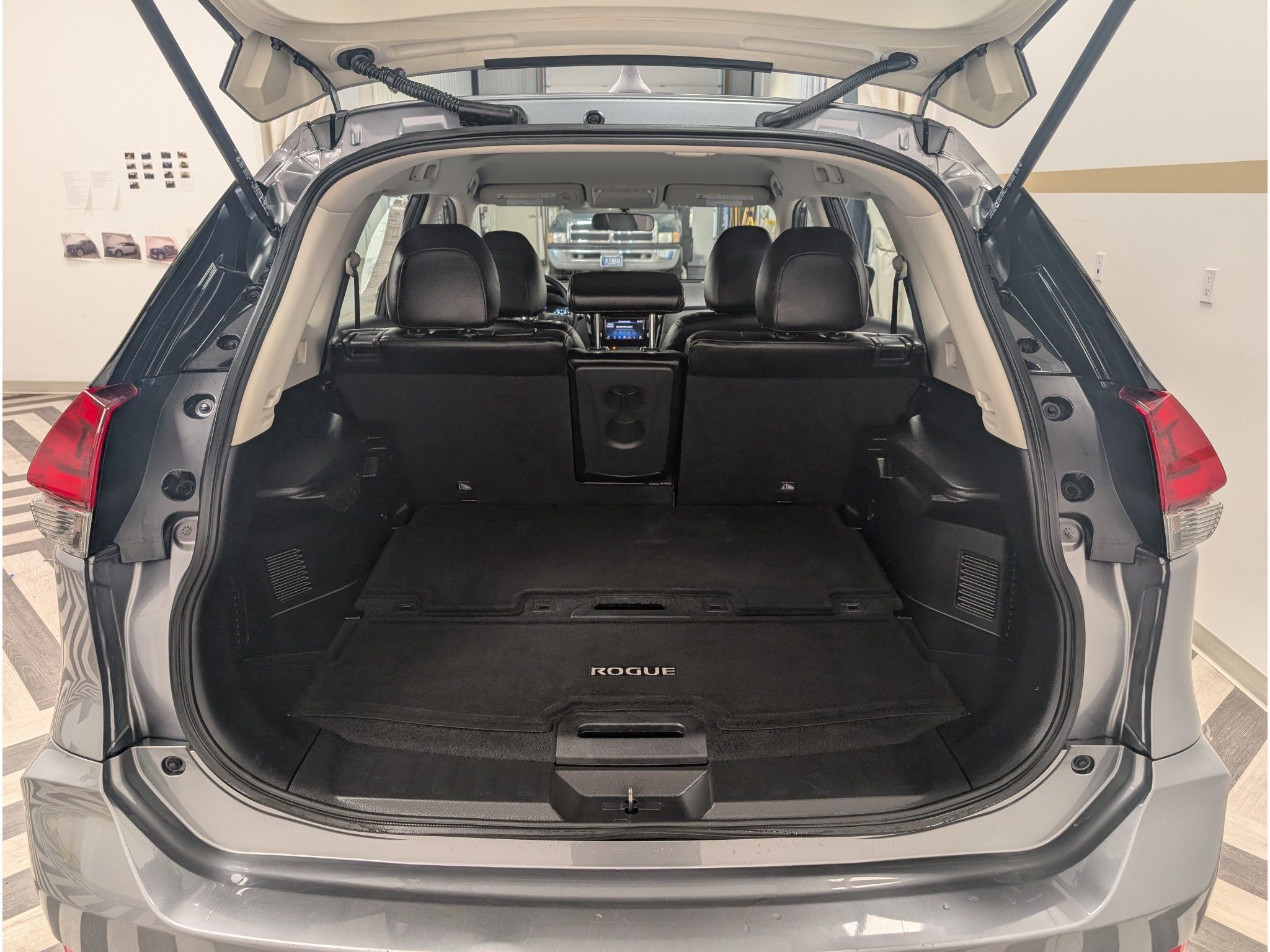 Used 2018 Nissan Rogue S AWD/4WD image 24