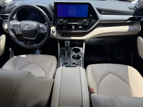 Used 2024 Toyota Highlander Platinum FWD image 11