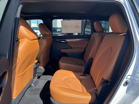 New 2026 Toyota Highlander Platinum AWD/4WD image 12