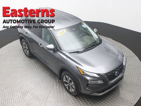 Used 2022 Nissan Rogue SV image 3