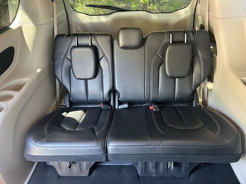 Used 2022 Chrysler Pacifica Touring-L FWD image 18