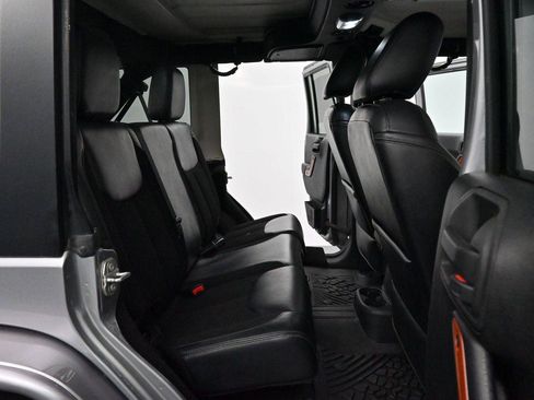 Used 2017 Jeep Wrangler Unlimited Sahara AWD/4WD image 30