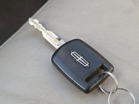 Used 2010 Lincoln Town Car Signature Limited image 19