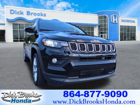 Used 2024 Jeep Compass Latitude AWD/4WD image 1