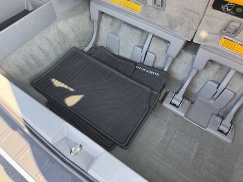 Used 2014 Toyota Sienna LE FWD image 31