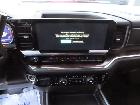 Used 2024 Chevrolet Silverado 2500 LT AWD/4WD image 40