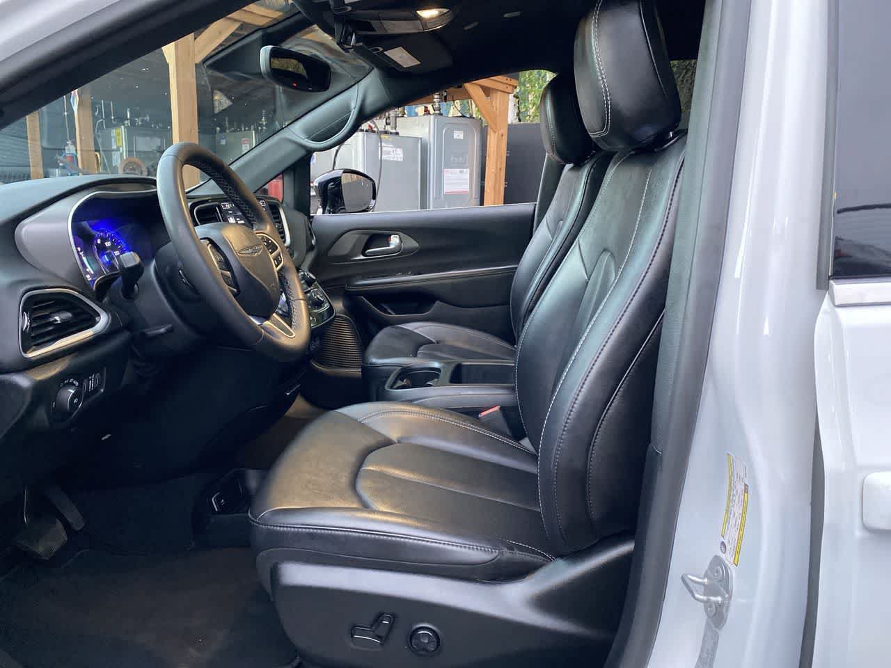 Used 2025 Chrysler Pacifica Select FWD image 13